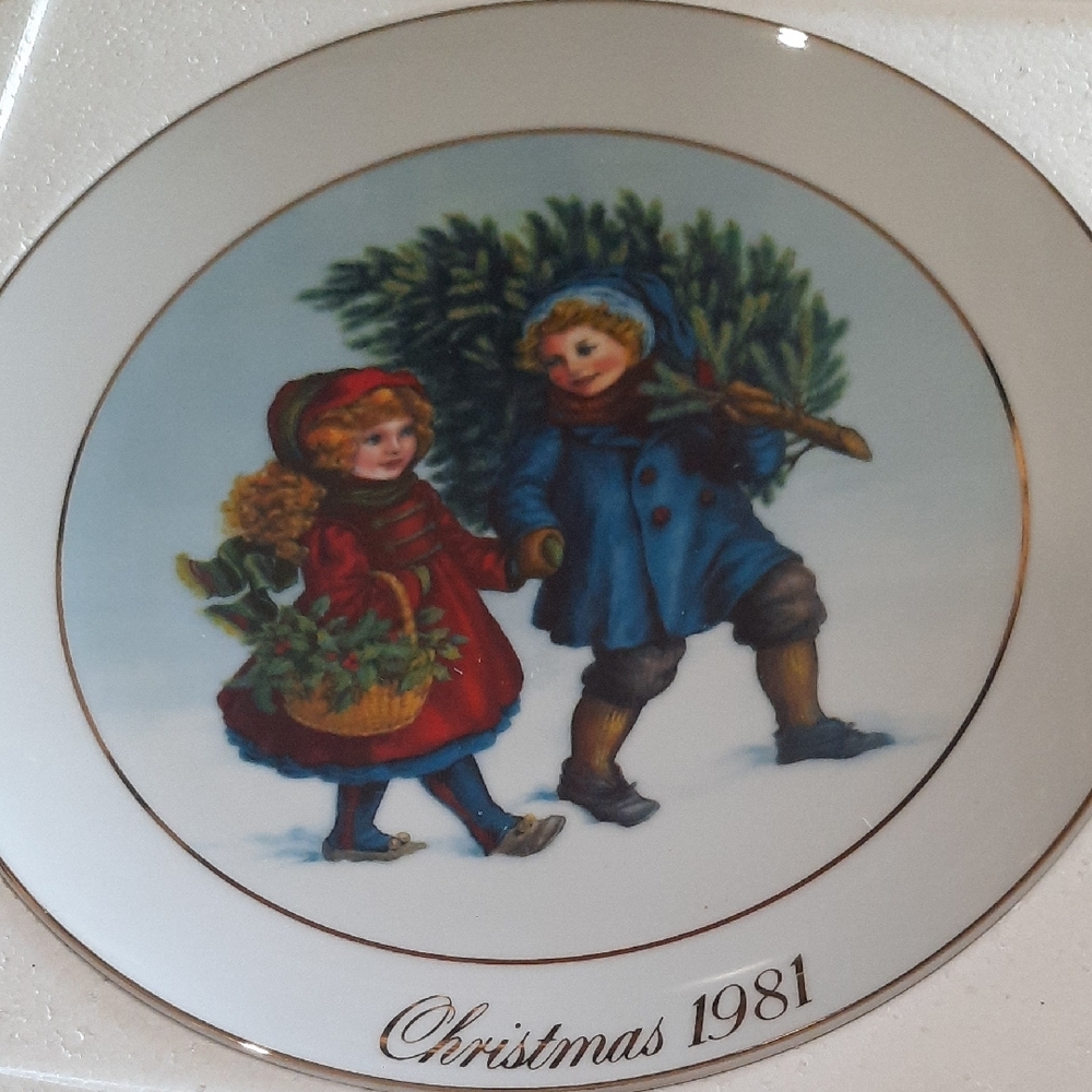 Avon Christmas 1981 Decorative Plate - Red and Blue